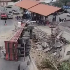 Motorista pula de carreta em movimento após perder controle da direção no extremo sul da Bahia