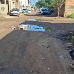 Sem pavimentação, moradores do bairro Queimadinha enfrentam lama e buracos na Rua Sergipe