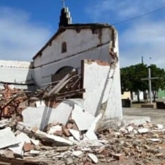 Capela desaba em Conceição do Coité; apenas parede com imagem de Jesus ficou em pé