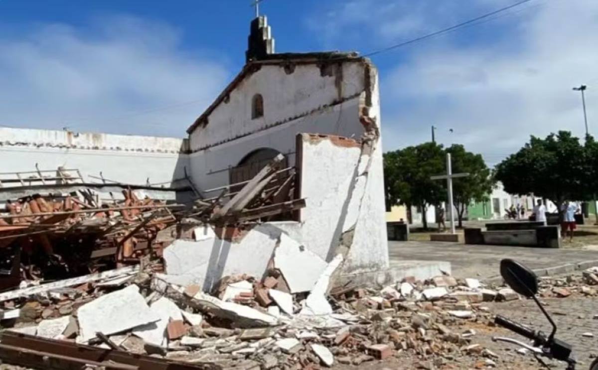Capela desaba em Conceição do Coité; apenas parede com imagem de Jesus ficou em pé