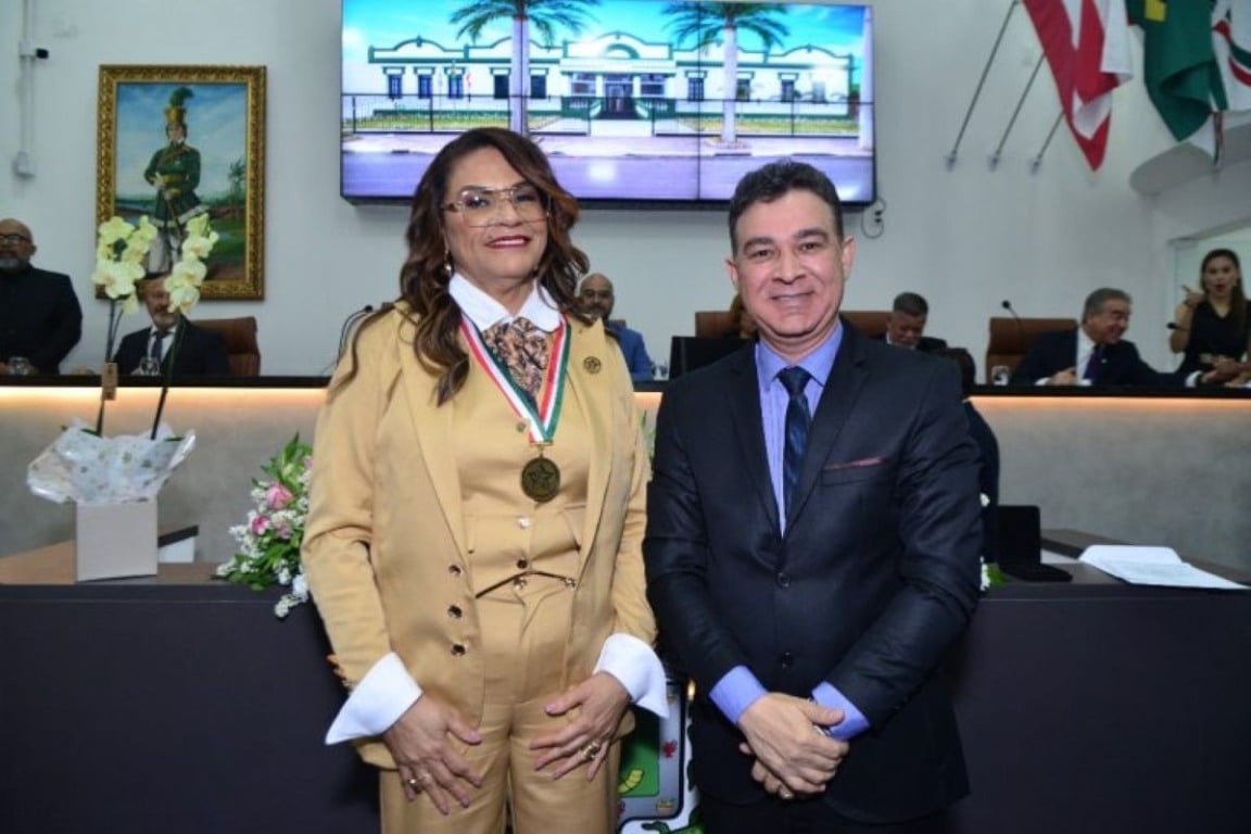 Delegada Clécia Vasconcelos recebe Comenda Maria Quitéria