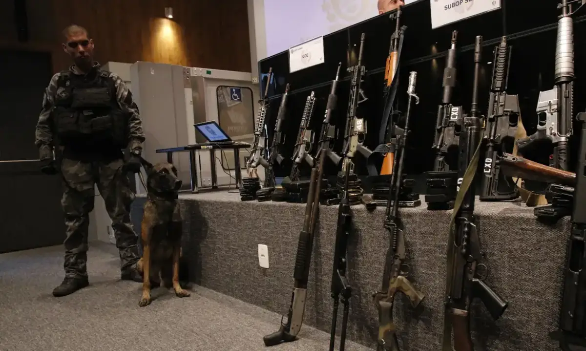 polícia apreende fuzis no Rio de Janeiro