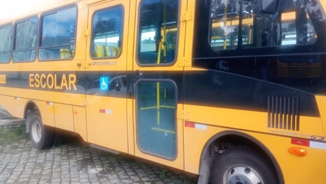 Após incêndio que destruiu parta da frota, governo da Bahia entrega novos ônibus escolares para Santo Estevão