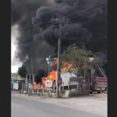 Caçamba de caminhão atinge fio de alta tensão e mata três pessoas eletrocutadas