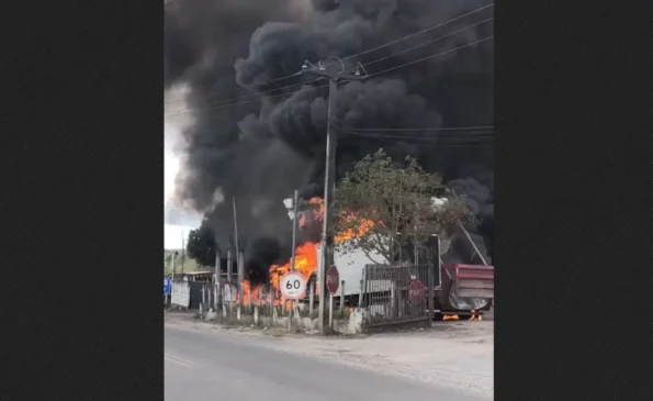 Caçamba de caminhão atinge fio de alta tensão e mata três pessoas eletrocutadas