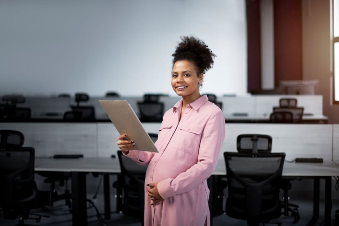 mulher grávida no trabalho