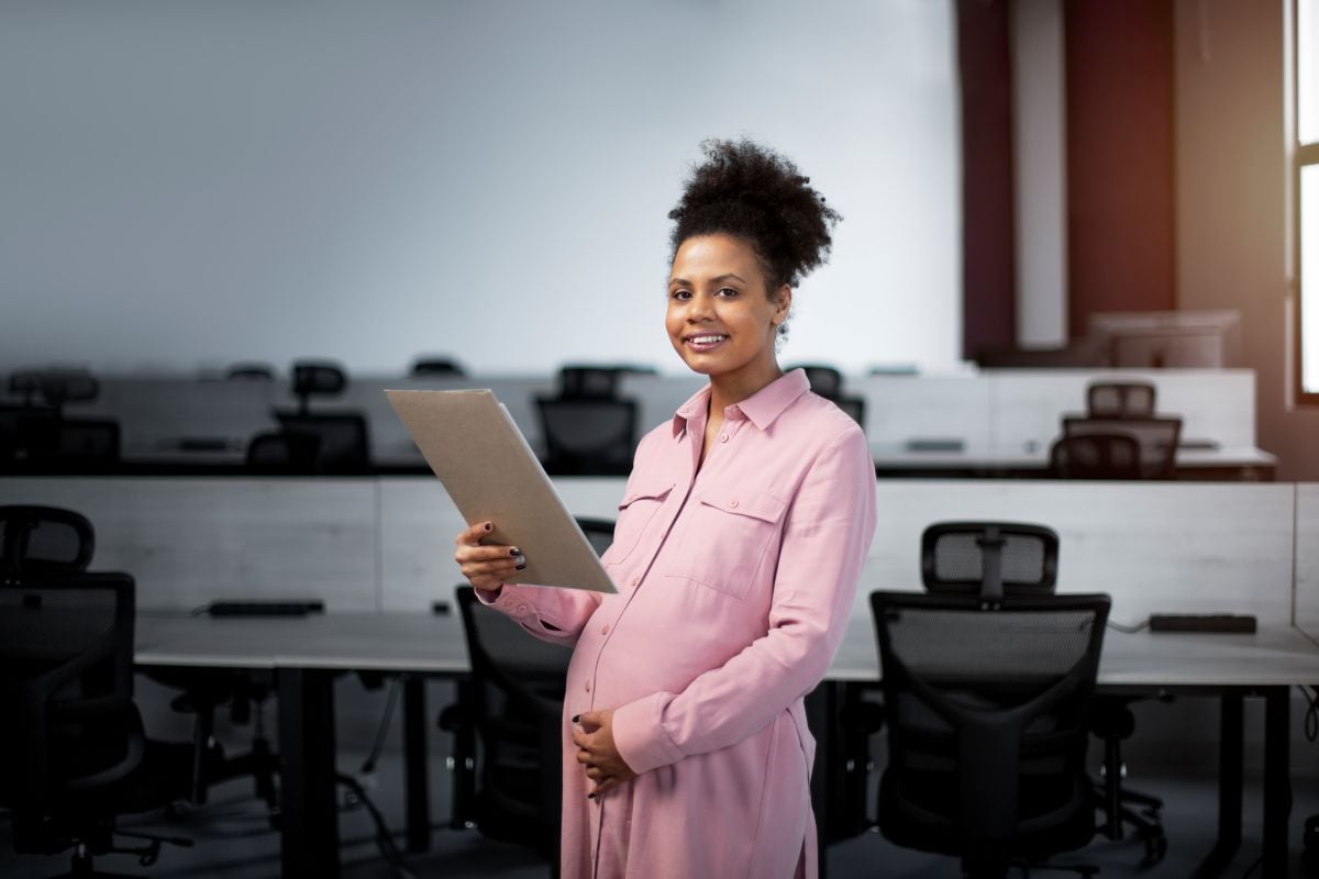 mulher grávida no trabalho
