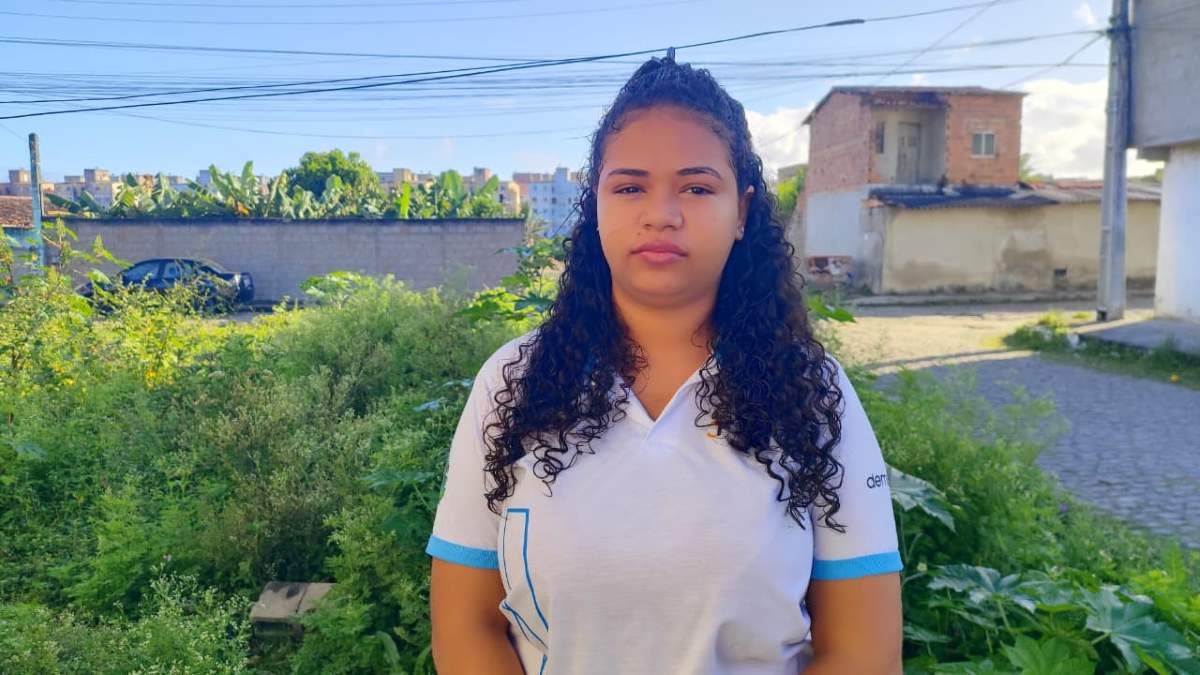 Terreno baldio favorece aparecimento de escorpiões no bairro Conceição; moradores cobram limpeza do mato no local