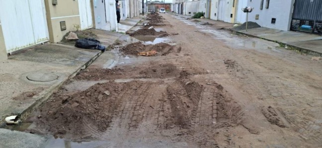 "Ficamos Ilhados"; moradores denunciam transtornos após obra da Embasa em rua do bairro Mangabeira