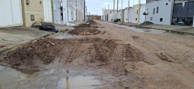"Ficamos Ilhados"; moradores denunciam transtornos após obra da Embasa em rua do bairro Mangabeira