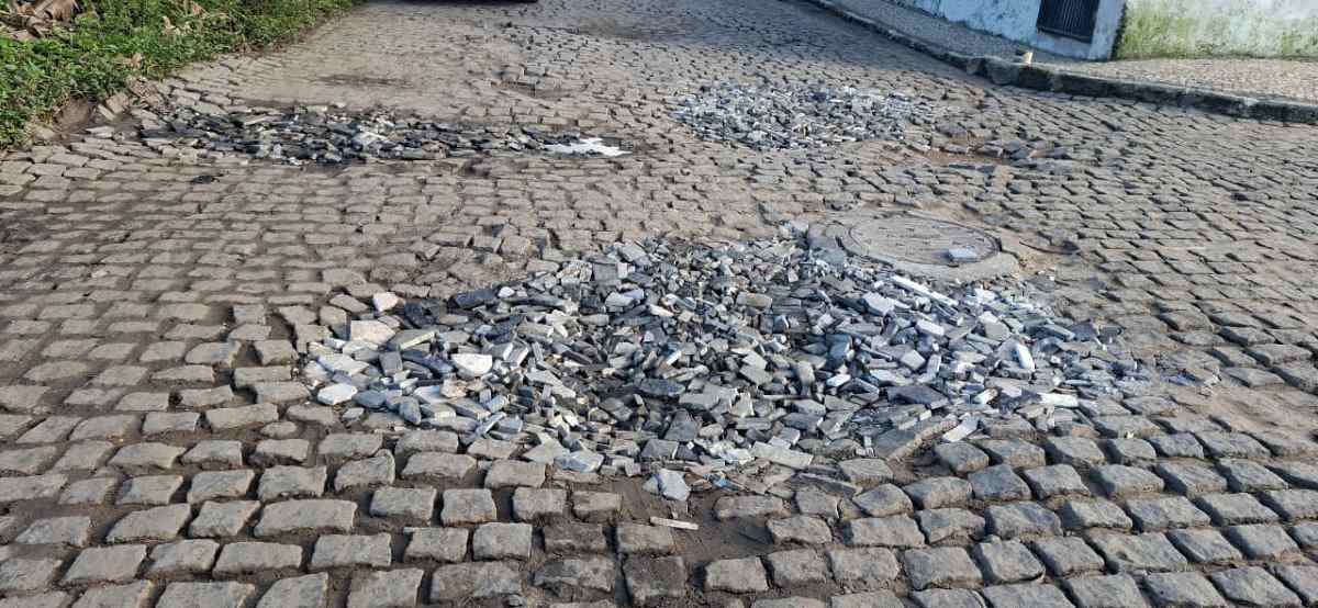 Vazamento de esgoto causa irregularidades no piso de rua do Parque Lagoa Subaé