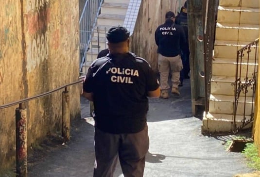 Polícia Civil prende suspeito por roubar corrente avaliada em R$ 6 mil do pescoço de turista em Salvador