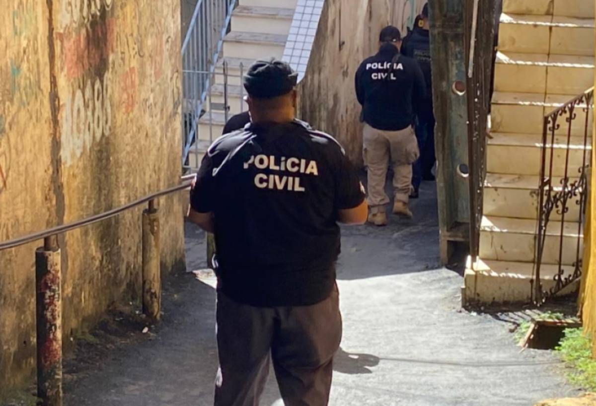 Polícia Civil prende suspeito por roubar corrente avaliada em R$ 6 mil do pescoço de turista em Salvador