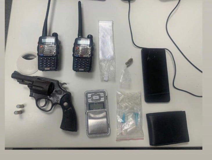 Homem é preso por porte ilegal de arma em abordagem da Polícia Militar Homem é preso por porte ilegal de arma em abordagem da Polícia Militar