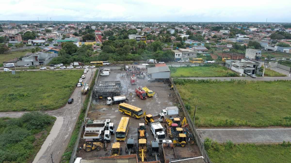 Cerca de 500 alunos são afetados pela falta de transporte em Santo Estêvão após incêndio de 5 ônibus