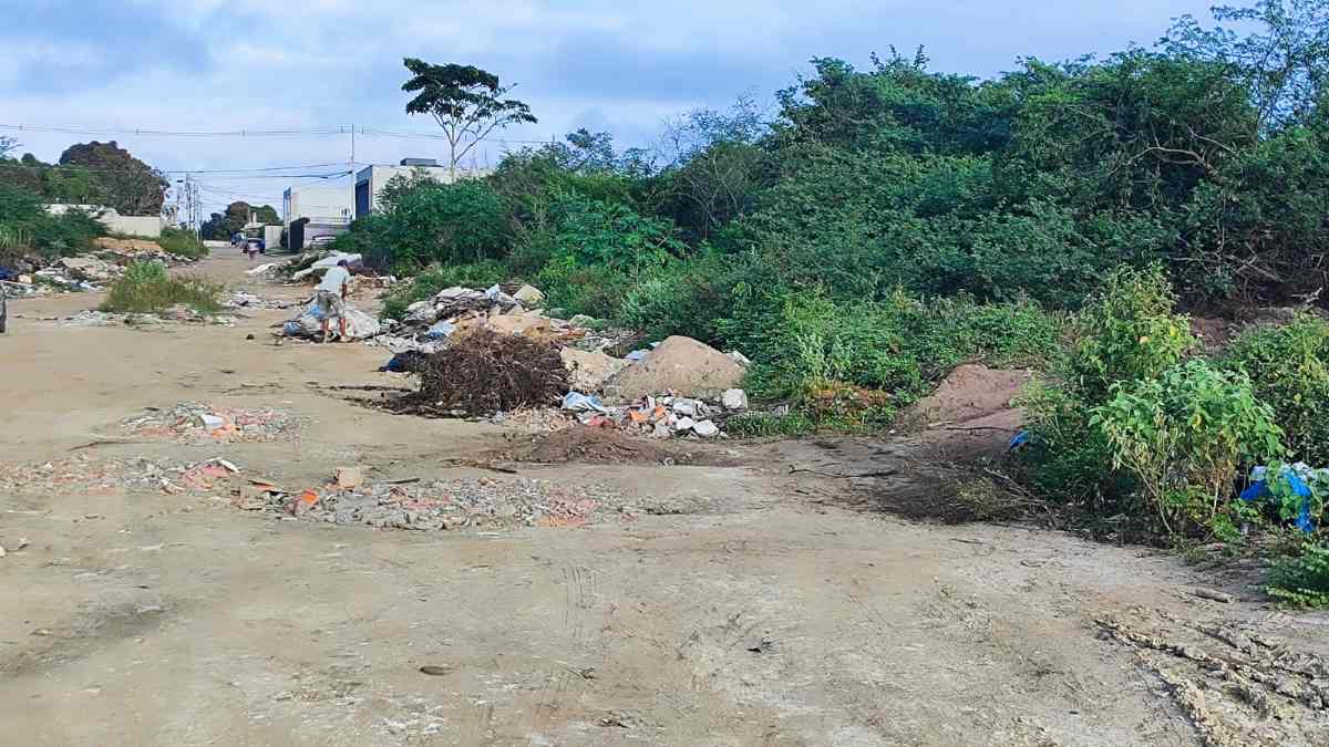 Moradores denunciam acúmulo de lixo e insegurança em via alternativa do bairro Santo Antônio dos Prazeres