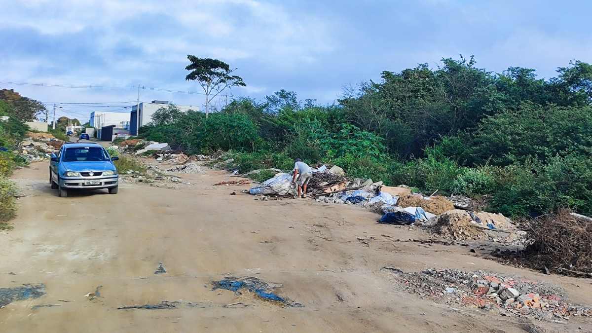 Moradores denunciam acúmulo de lixo e insegurança em via alternativa do bairro Santo Antônio dos Prazeres