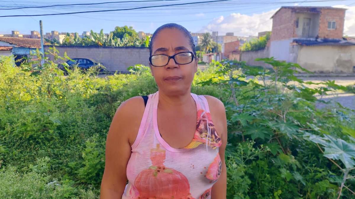 Terreno baldio favorece aparecimento de escorpiões no bairro Conceição; moradores cobram limpeza do mato no local