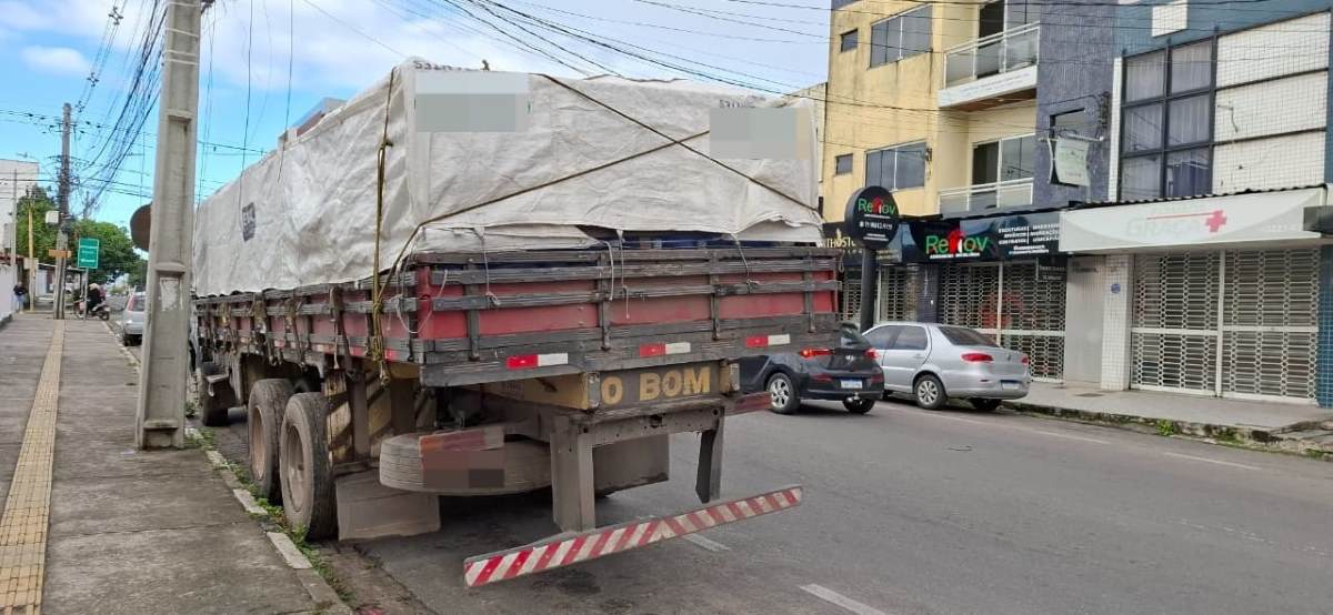 Comerciante denuncia transtornos causados pela circulação de veículos grandes no centro da cidade; "Não está havendo fiscalização"
