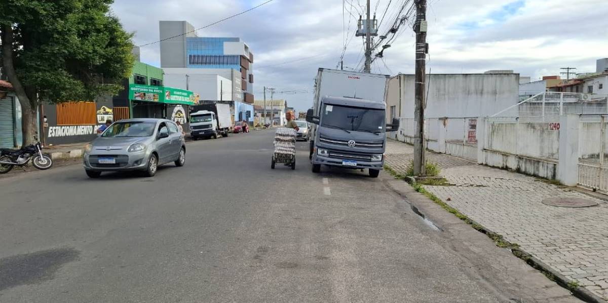 Comerciante denuncia transtornos causados pela circulação de veículos grandes no centro da cidade; "Não está havendo fiscalização"