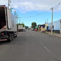 Comerciante denuncia transtornos causados pela circulação de veículos grandes no centro da cidade; "Não está havendo fiscalização"