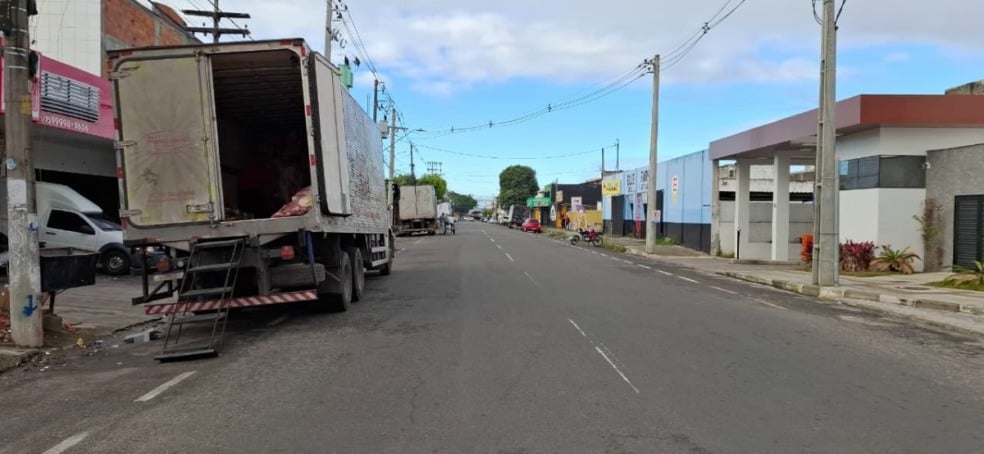 Comerciante denuncia transtornos causados pela circulação de veículos grandes no centro da cidade; "Não está havendo fiscalização"