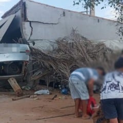 Carro invade estabelecimento em Macaúbas e deixa 8 feridos