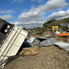 Acidente em Brejões: carreta com pedras de mármore tomba após manobra arriscada na BR-116