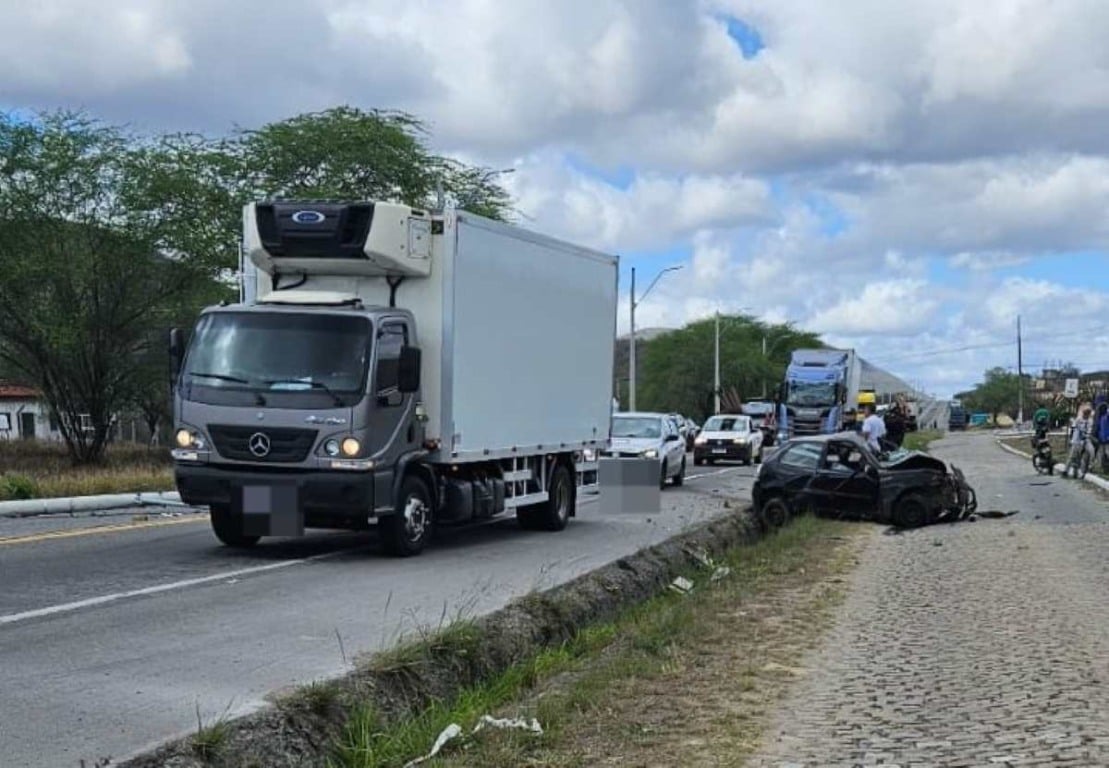 Homem morre após colisão entre carro e carreta-tanque em Jequié