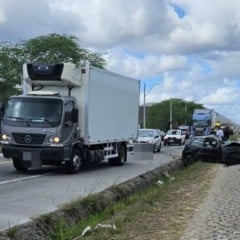 Homem morre após colisão entre carro e carreta-tanque em Jequié