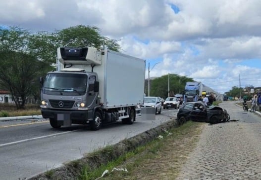 Homem morre após colisão entre carro e carreta-tanque em Jequié