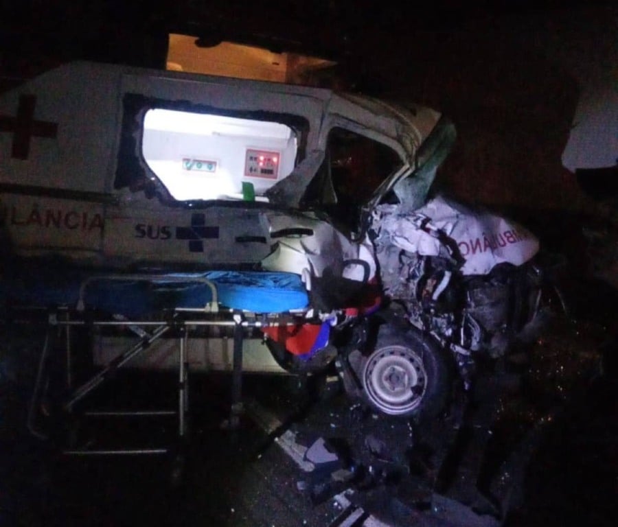 Mulher morre e seis pessoas ficam feridas após colisão entre carro, ambulância e três caminhões na Bahia
