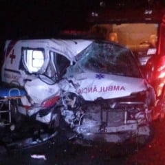 Mulher morre e seis pessoas ficam feridas após colisão entre carro, ambulância e três caminhões na Bahia