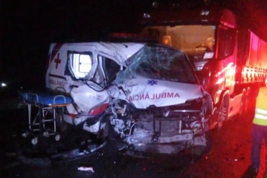 Mulher morre e seis pessoas ficam feridas após colisão entre carro, ambulância e três caminhões na Bahia