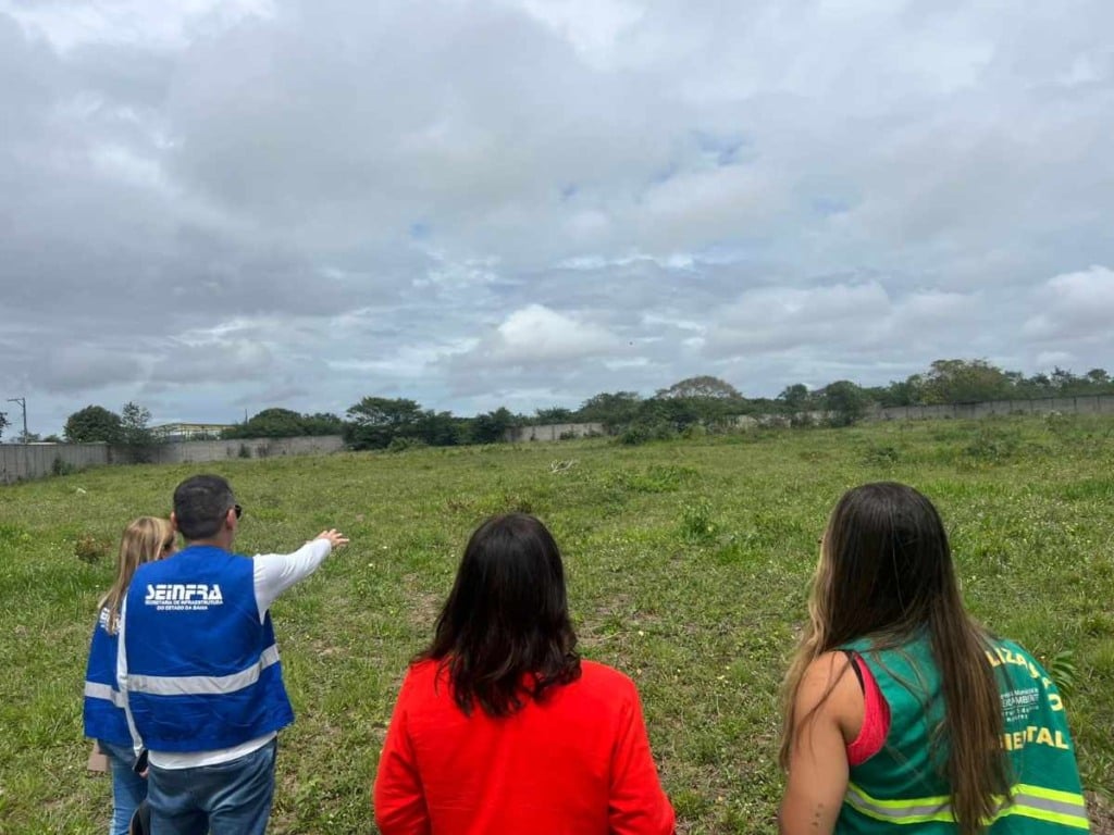 Aeroporto de Feira recebe inspeção para autorização da licença da usina de asfalto que ampliará a pista