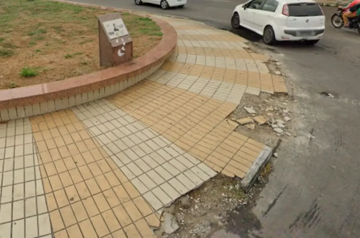Vereador cobra reparos urgentes nas calçadas de Feira de Santana e colega rebate: "Falta pessoal"