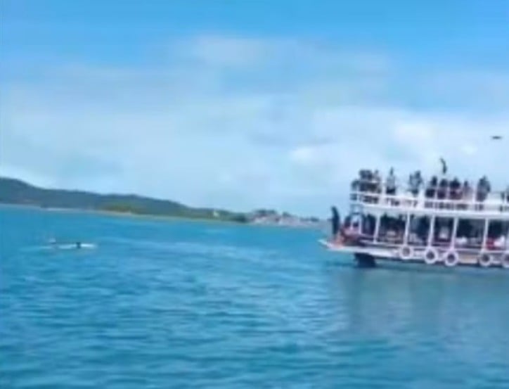 Canoa vira após colidir com lancha de passeio em Madre de Deus