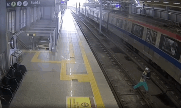 Gari que ficou preso entre metrô e plataforma em Salvador recebe alta do hospital