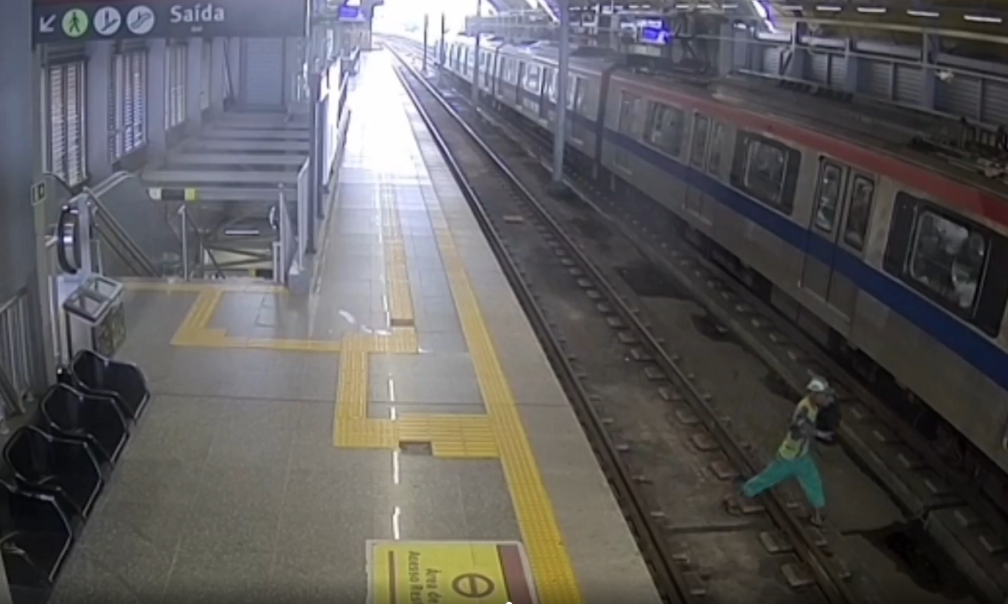 Gari que ficou preso entre metrô e plataforma em Salvador recebe alta do hospital