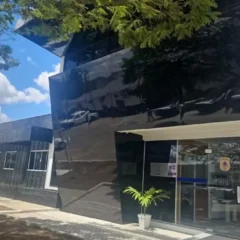 Adolescente suspeito de estuprar criança de 5 anos, morre após ser espancado por 10 homens