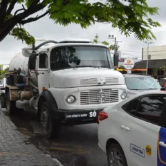 Caminhão limpa-fossa é flagrado ao realizar descarte irregular de esgoto