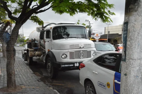 Caminhão limpa-fossa é flagrado ao realizar descarte irregular de esgoto