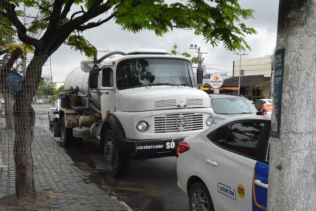 Caminhão limpa-fossa é flagrado ao realizar descarte irregular de esgoto