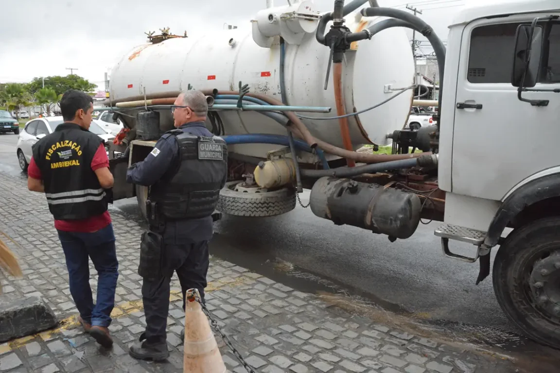 Caminhão limpa-fossa é flagrado ao realizar descarte irregular de esgoto
