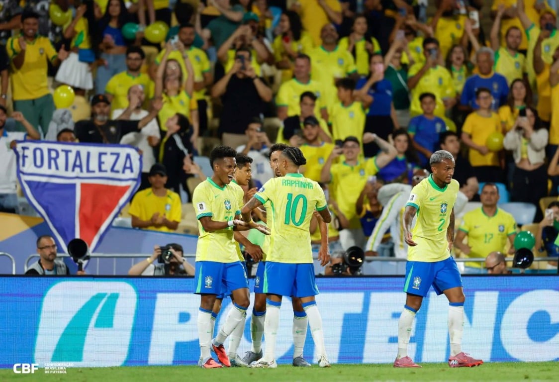 Estêvão comemora o seu primeiro gol com a camisa da Seleção
