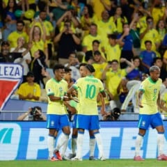 Estêvão comemora o seu primeiro gol com a camisa da Seleção