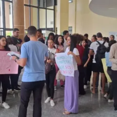 Estudantes de odontologia da Uefs realizam manifestação