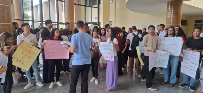 Estudantes de odontologia da Uefs realizam manifestação