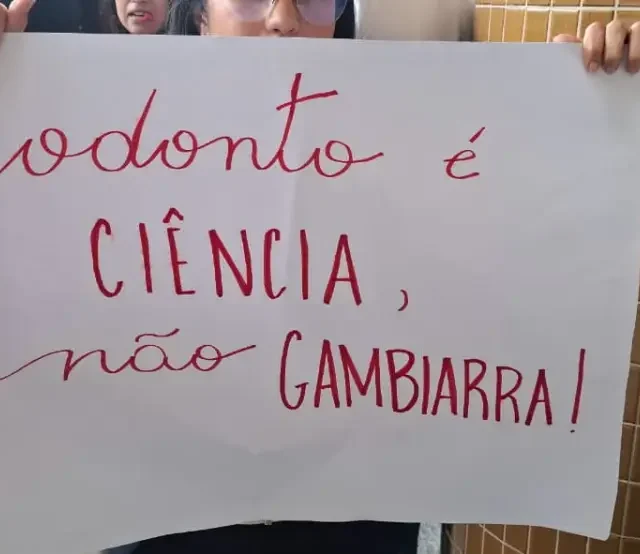 Estudantes de odontologia da Uefs realizam manifestação