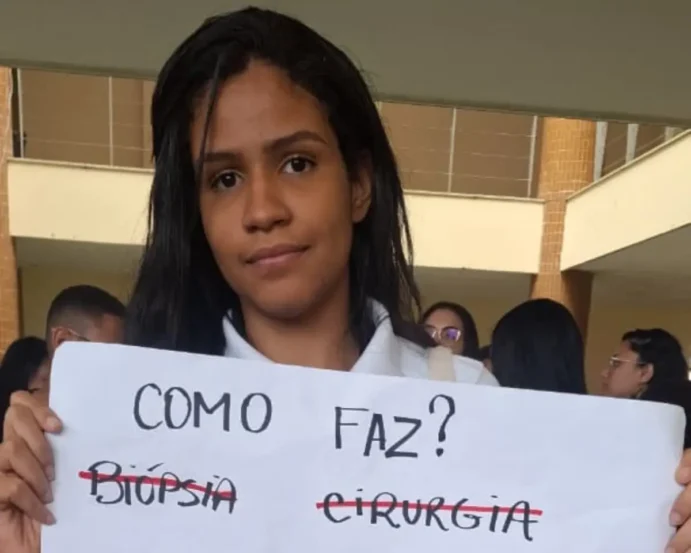 Estudantes de odontologia da Uefs realizam manifestação